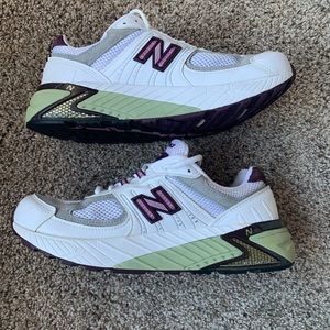 SOLD - Women’s new balance sneakers size 10
